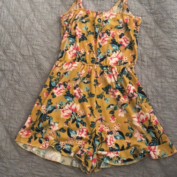 Cute summer romper! - Picture 2 of 3